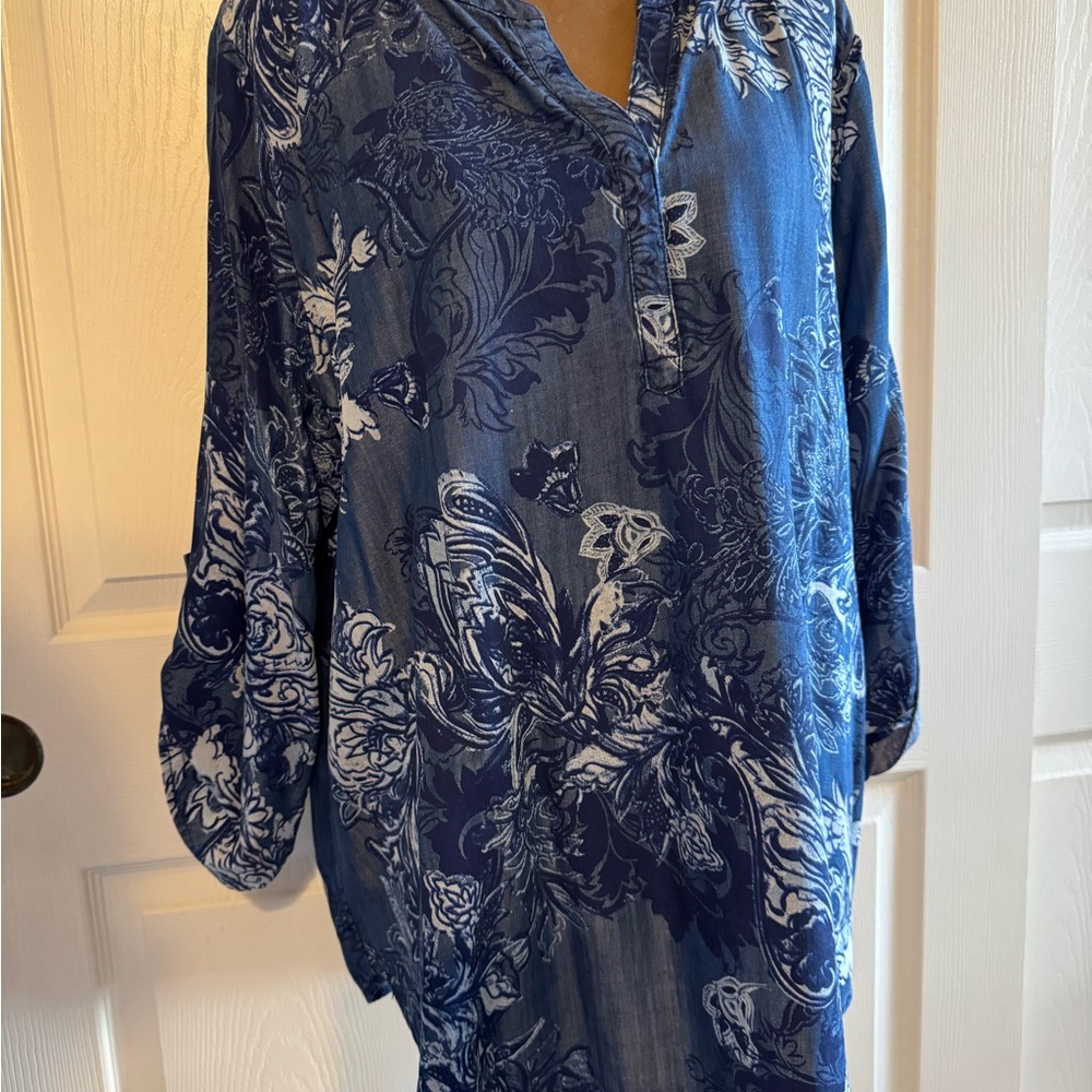 🔥🔥 2 for $15🔥🔥 Chicos Floral Blue and White Blouse Size 3
